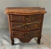 Salesman's sample chest of drawers, Commode