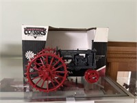 FARMALL TOY TACTOR 1/16 SCALE