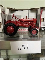 INTERNATIONAL 140 TOY TRACTOR 1/16 SCALE