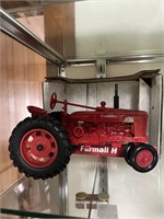FARMALL H TOY TRACTOR 1/16 SCALE