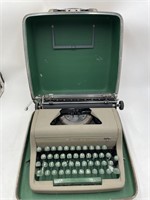 Vtg Royal Quiet Deluxe Portable Typewriter w/ Case