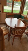 Kitchen Table with 2 Leafs and 6 Matching Chairs