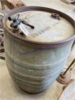 LEADER OIL CO. DUBUQUE IOWA BARREL W/ SPIGOT,