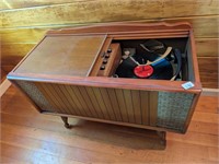 Magnavox Wooden Stereo Cabinet w turntable