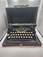 Underwood Standard Portable Typewriter W/ Case