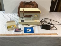 SINGER GRADUATE 935 SEWING MACHINE W/ BAG