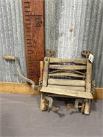 CLAMP-ON WOODEN CLOTHES WRINGER