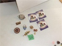 Assorted brooches/pins