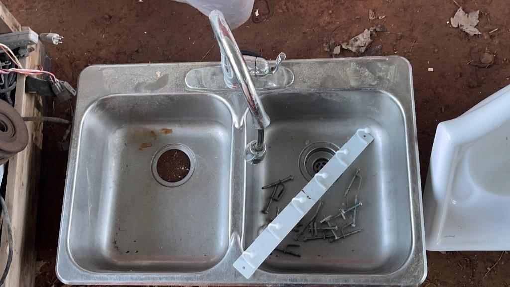 A STAINLESS STEEL DOUBLE SINK, ONE DRAIN GASKET
