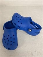 FINAL SALE WITH SIGNS OF USAGE - SIZE 9 CROCS