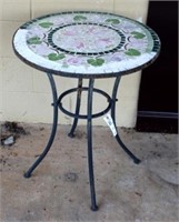 ROUND OUTDOOR TABLE