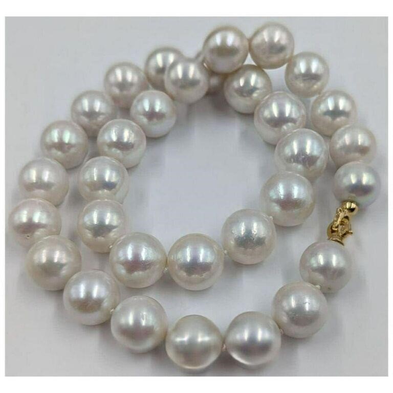 A Fine South Sea Pearl Necklace 54 Grams, 12 To 1
