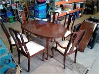 Dining Room Table W/ Leaf  & 6 Chairs