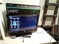 Vizio 32" LCD HDTV W/ Remote Powers On