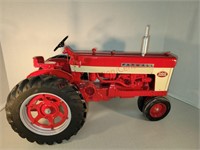 Farmall 560 Die-cast tractor Ertl signature 1/8