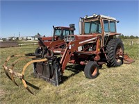 Farmall 1066 Tractor w/ Farmhand F235 Loader