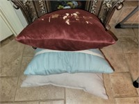 Lot of 3 decorative bed pillows