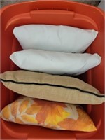 Tote of 4 pillows
