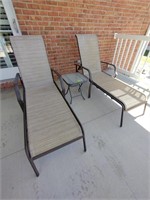 Set of two lounge chairs with side table