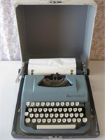 Vintage Underwood Manual Typewriter In Case