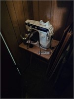 Singer sewing machine w/stand
