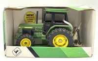 Ertl John Deere 3350 Utility Tractor in Box 1/32