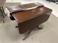 Drop leaf table w/ two leaves