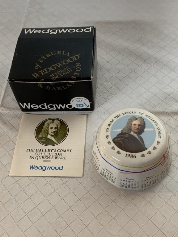 WEDGWOOD PAPER WEIGHT 1986