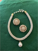 Pearl chocker with pearl and rhinestone pendent