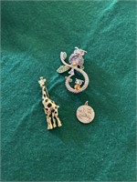 Napier owl pin, giraffe