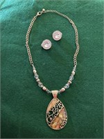 Necklace with pendent,