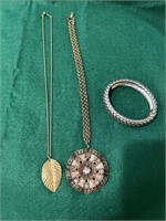 Napier necklace with leaf
