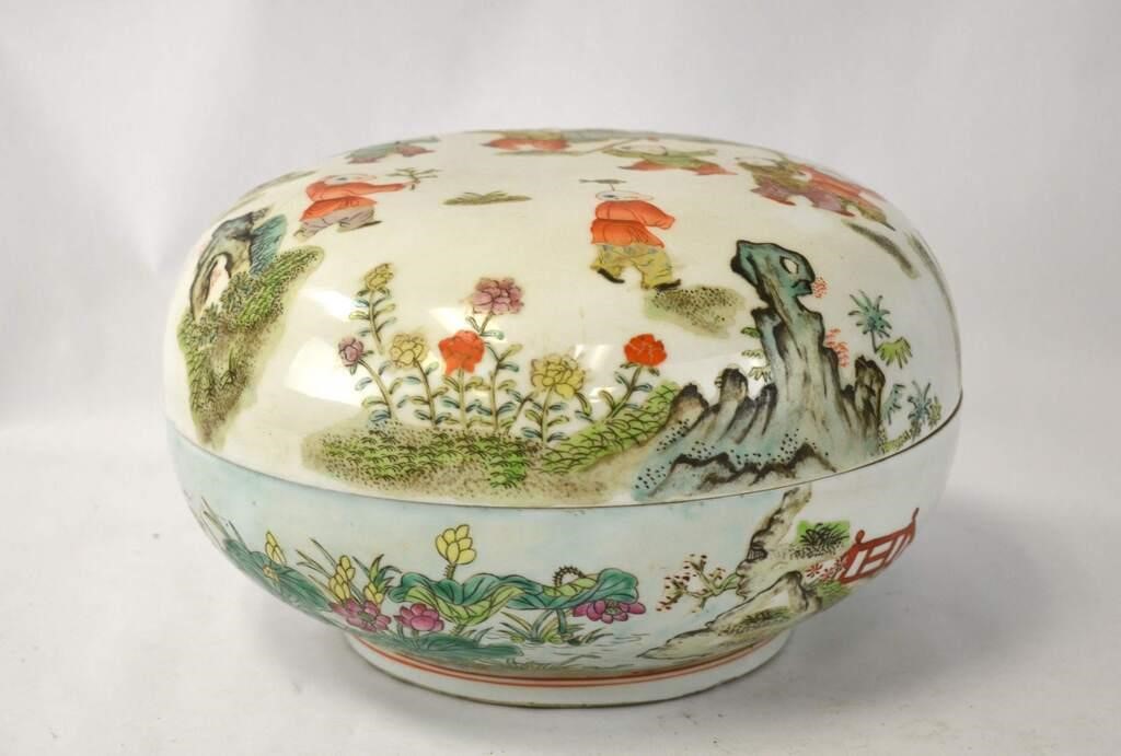 Chinese Famille Rose Rounded Covered Box