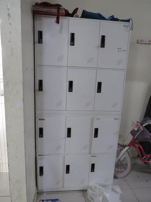 LOT OF EMPLOYEE LOCKERS