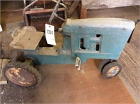 Vintage John Deere pedal tractor ( seat broke off