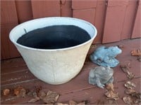 Outdoor Planter Pot & Frogs Garden Decor