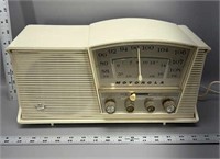 Vintage Bakelite Motorola B3W AM FM radio
Radio