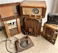 Miscellaneous antique radios with damaged