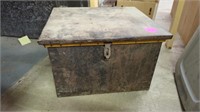OLD TRUNK 21" X 14"
