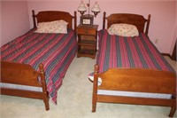 4 pc. Twin Beds Bedroom Set