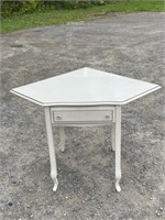 NEAT FRENCH PROVINCIAL CORNER DESK - 47X37X31