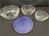 Pyrex graduated bowl set only one lid