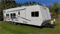 2006 Weekend Warrior Toyhauler 39' Tridem