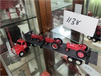 1/64 SCALE INTERNATIONAL TRUCK AND TRACTOR LOT