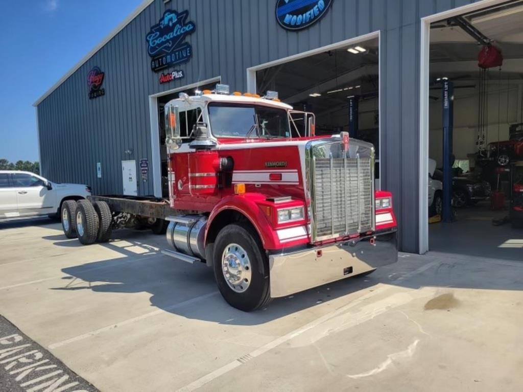 1985 Kenworth W900B Day Cab & Chassis