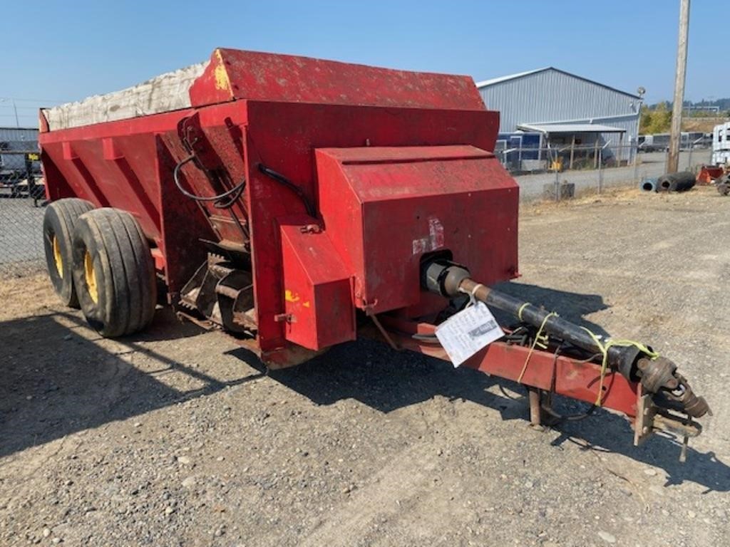 NH 3110 Manure Spreader, manual in office