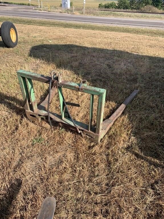 Hydraulic bale mover