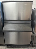 Manitowoc XL Ice Machine with Bin and ice scoop