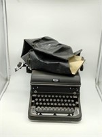 (N) Vintage Royal Typewriter with cover