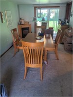 Solid wood table with 4 chairs and 2 leaves (1 is
